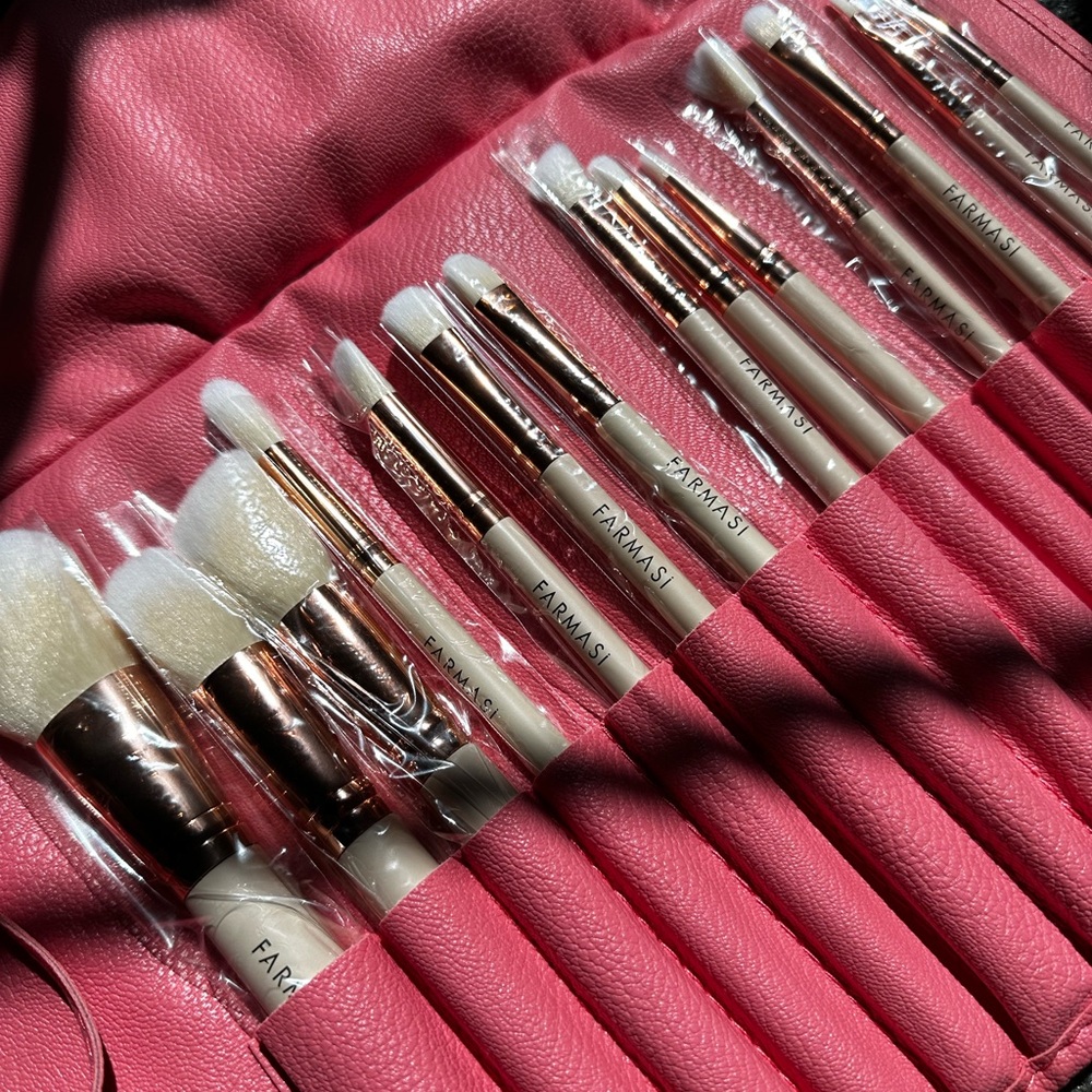 🌟BRAND NEW🌟 set of makeup brushes